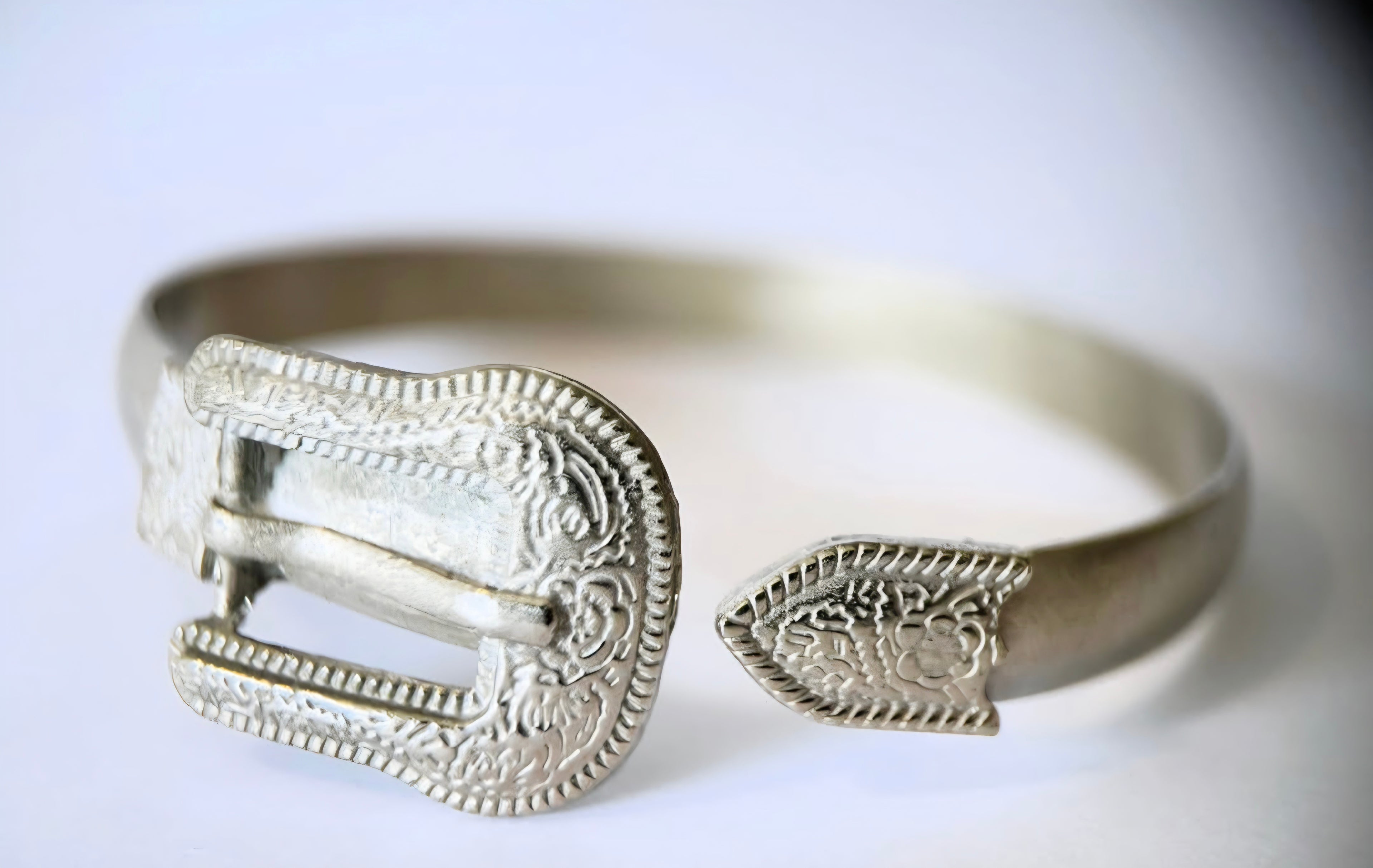 Western Edge - Buckle Cuff in White Bronze